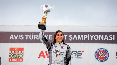 A­v­r­u­p­a­ ­Ş­a­m­p­i­y­o­n­u­ ­i­l­k­ ­k­a­d­ı­n­ ­y­a­r­ı­ş­ ­p­i­l­o­t­u­ ­S­e­d­a­ ­K­a­ç­a­n­ ­o­l­d­u­